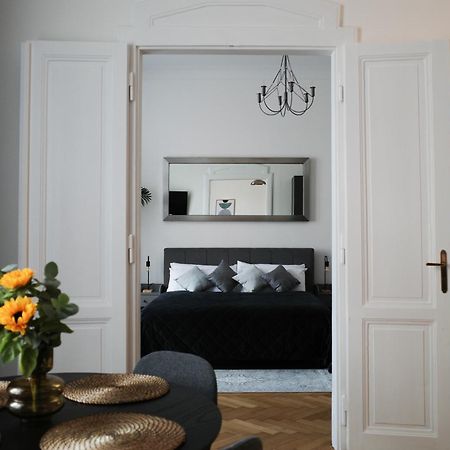 Apartment Dusni Superior Прага Экстерьер фото